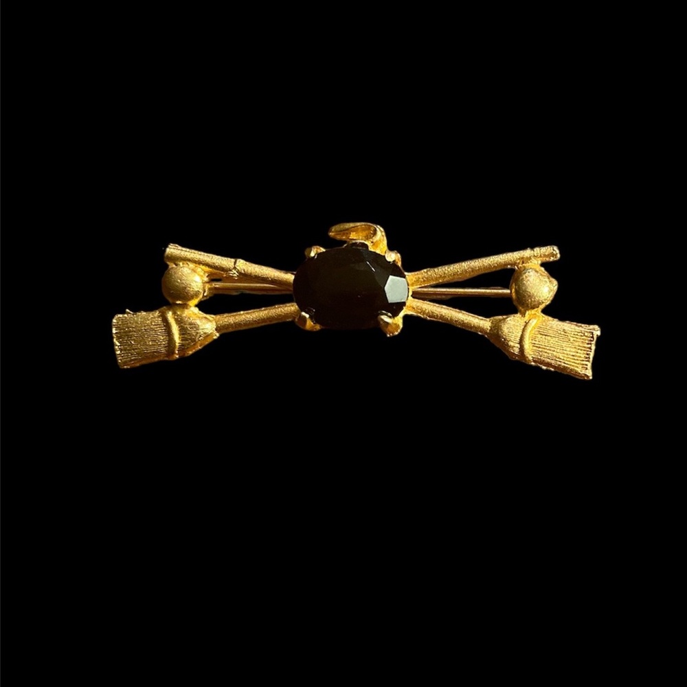 Vintage Curling Brooch Gold Toned with Crossed Brooms & a Black Rock - Picture 3 of 3